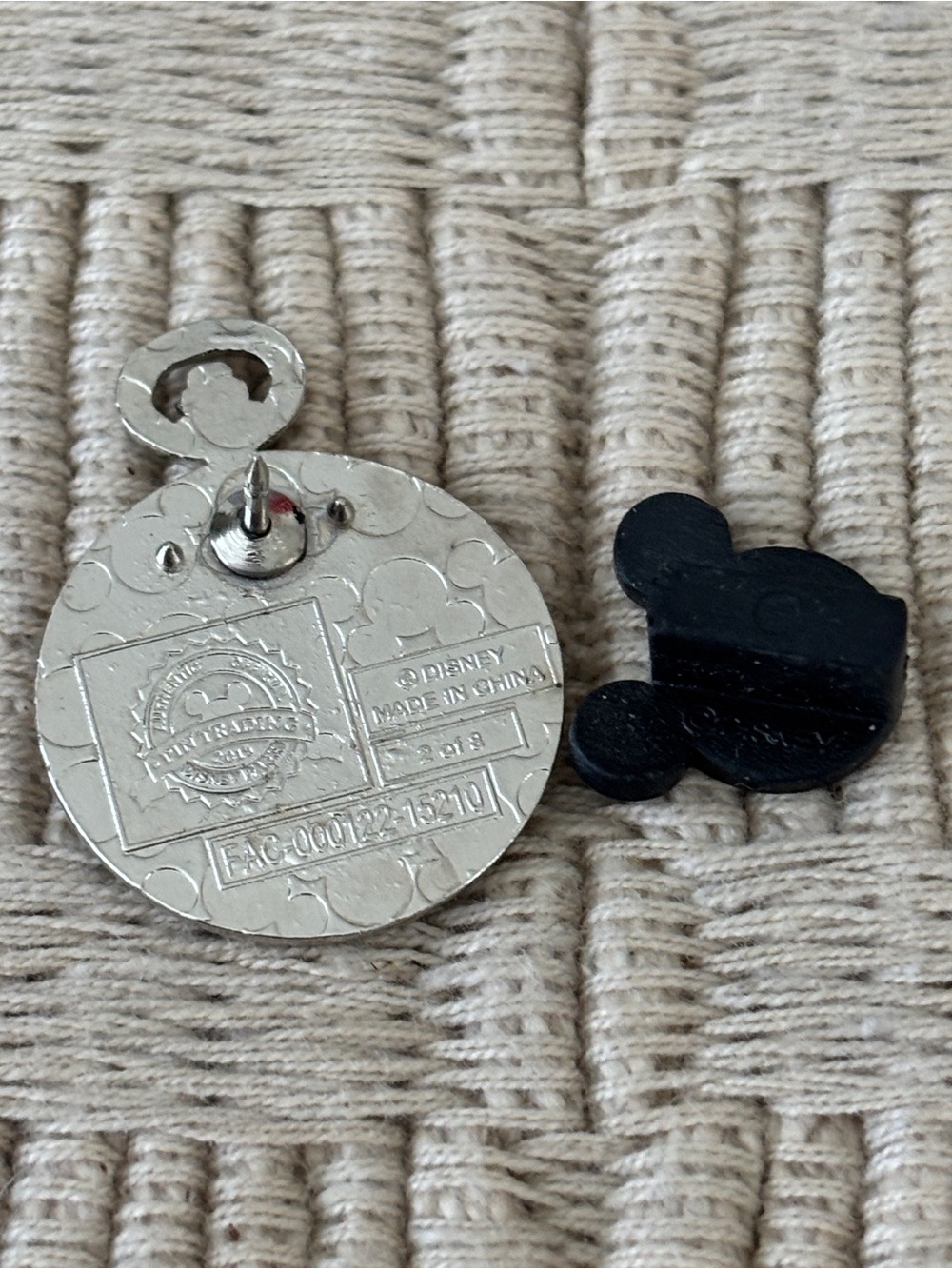 DISNEY 2015 Minnie Mouse Pocket Watch Pin - Picture 2 of 2